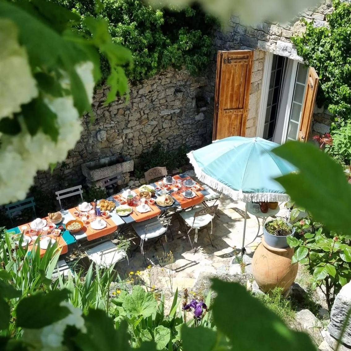 Les Roses Tremieres Panzió Bargème Kültér fotó