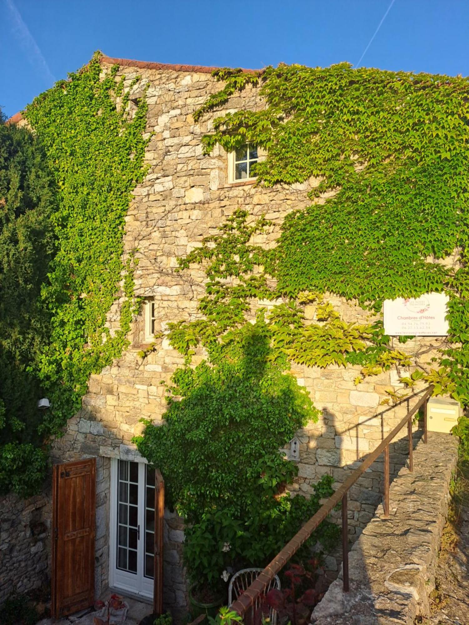 Les Roses Tremieres Panzió Bargème Kültér fotó