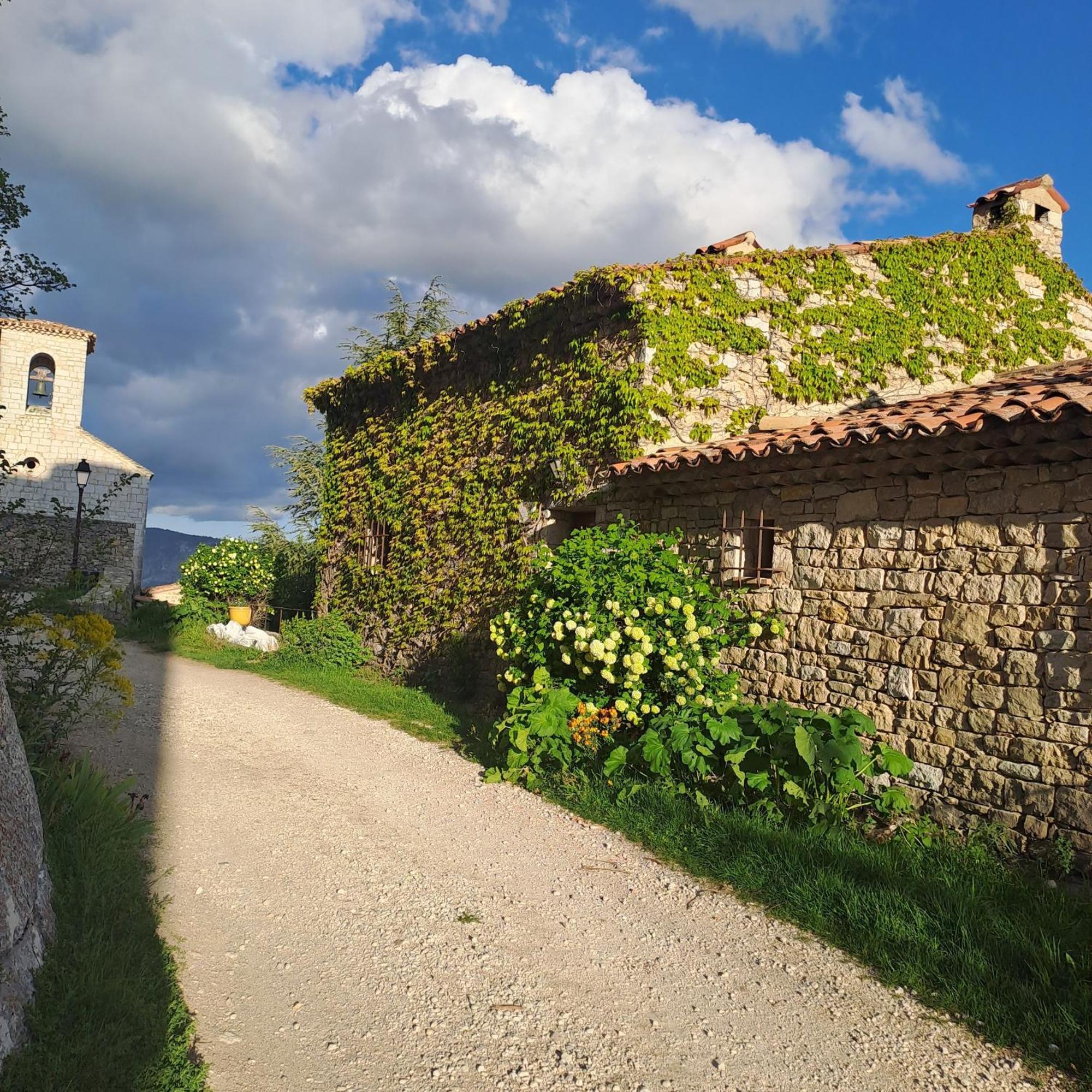 Les Roses Tremieres Panzió Bargème Kültér fotó